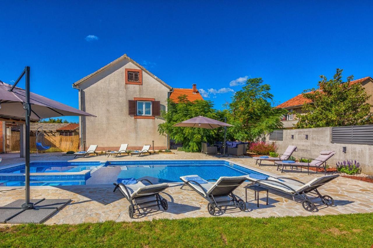 Holiday Home Tower With Private Pool, Sauna And Quads Smilcic Luaran gambar