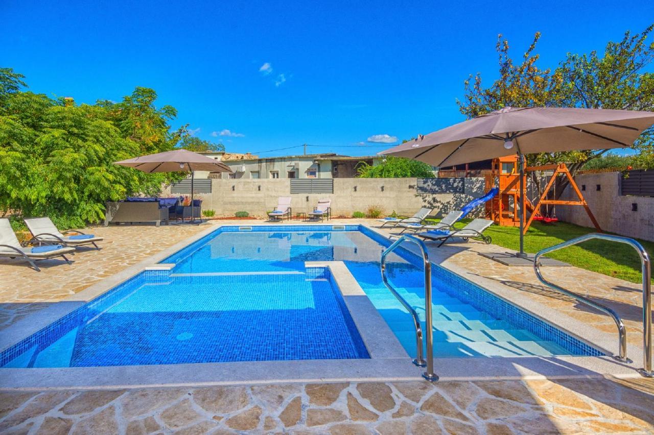 Holiday Home Tower With Private Pool, Sauna And Quads Smilcic Luaran gambar