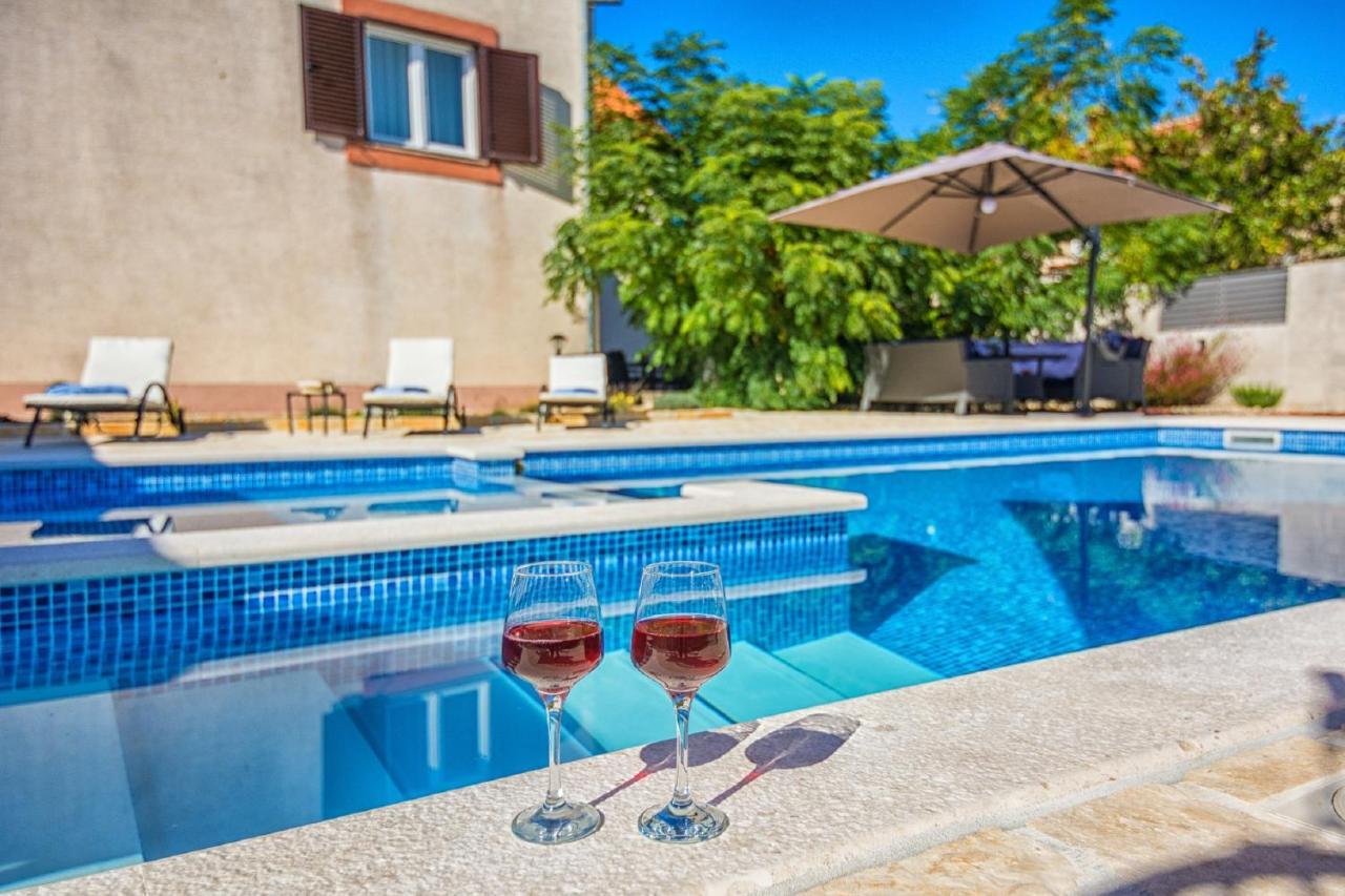 Holiday Home Tower With Private Pool, Sauna And Quads Smilcic Luaran gambar