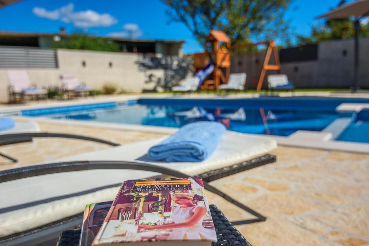 Holiday Home Tower With Private Pool, Sauna And Quads Smilcic Luaran gambar
