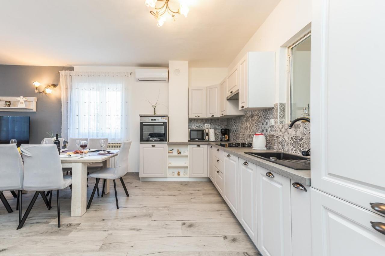 Holiday Home Tower With Private Pool, Sauna And Quads Smilcic Luaran gambar