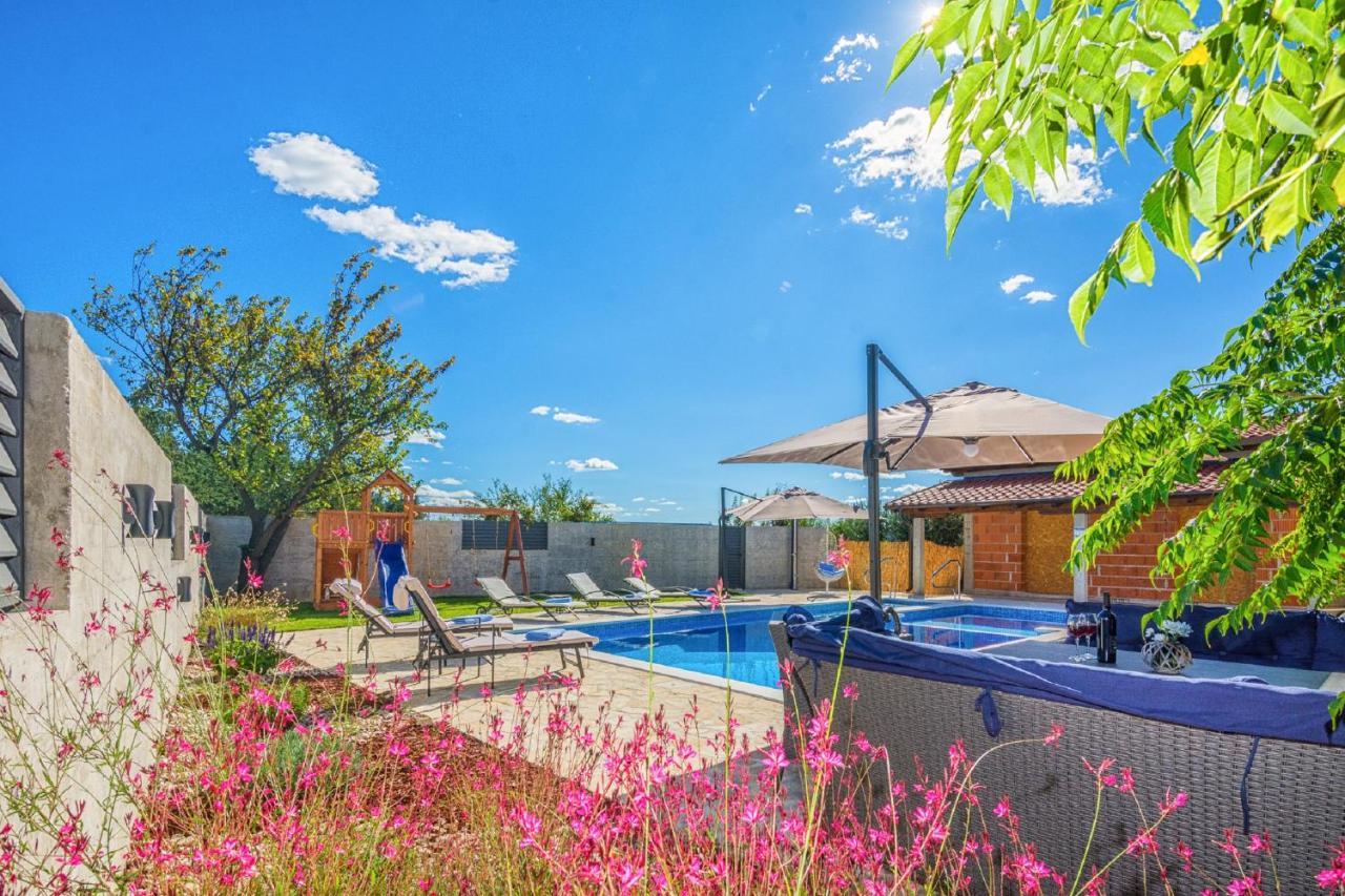 Holiday Home Tower With Private Pool, Sauna And Quads Smilcic Luaran gambar