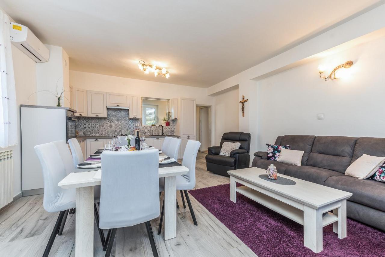 Holiday Home Tower With Private Pool, Sauna And Quads Smilcic Luaran gambar